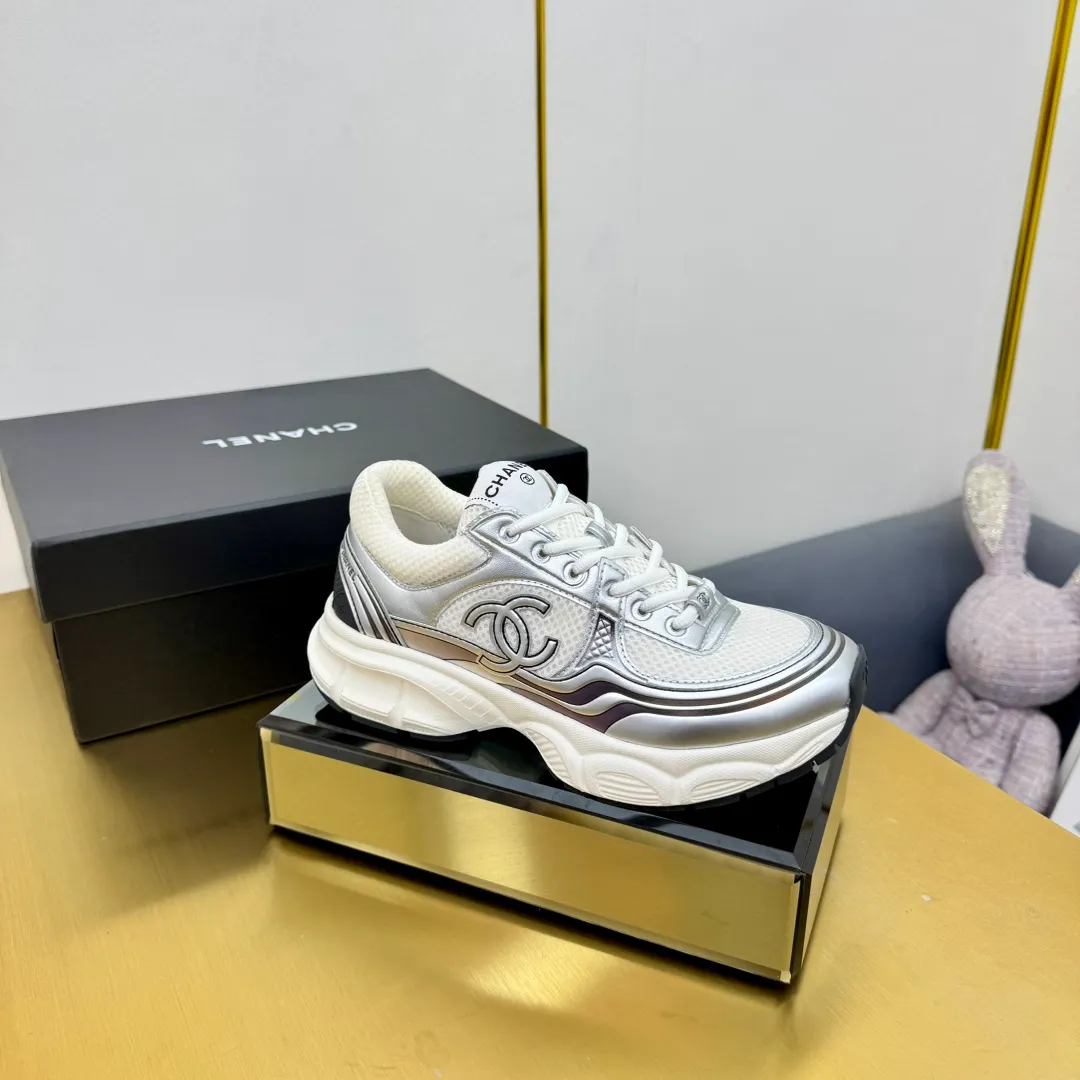 👟👟Ex-factory price 680👟👟 Upgraded version, upgraded version, upgraded version! No rebuttal accepted! ! ! ! Chanel Chanel dad shoes, couples' model for men and women - 2025 top casual sports shoes in the counter. This classic design; the upper is electro-embroidered with various techniques; ❷The inner lining is made of: original Yangli + net ❸The outsole is based on: the original TPU combination outsole. The full set of boutique packaging for women 35–41